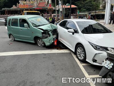 北投82歲女駕駛追撞多輛汽機車！肇事前衝上人行道畫面曝
