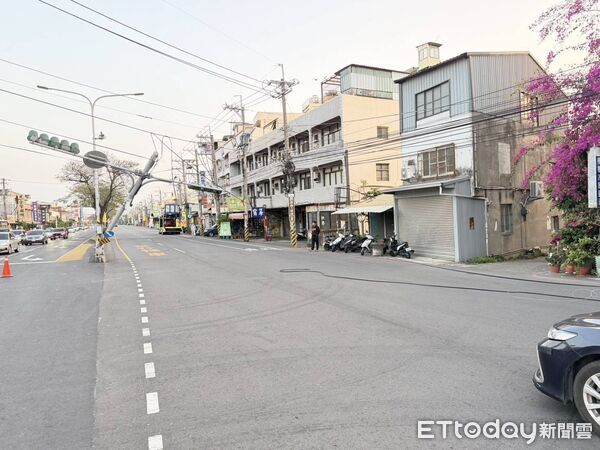 ▲▼彰化花壇台一線與台74甲線路口傍晚發生意外，一輛大貨車疑因車身過高扯到電線，導致號誌燈桿倒塌。（圖／記者唐詠絮翻攝）