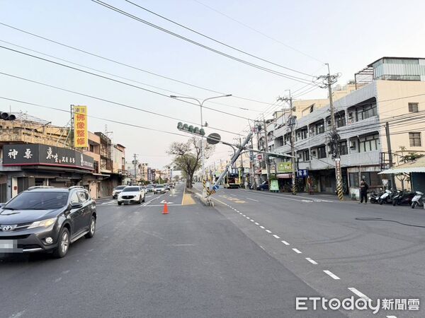 ▲▼彰化花壇台一線與台74甲線路口傍晚發生意外，一輛大貨車疑因車身過高扯到電線，導致號誌燈桿倒塌。（圖／記者唐詠絮翻攝）