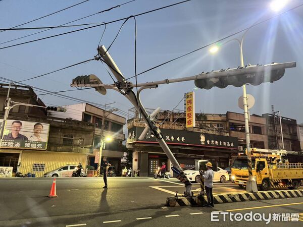 ▲▼彰化花壇台一線與台74甲線路口傍晚發生意外，一輛大貨車疑因車身過高扯到電線，導致號誌燈桿倒塌。（圖／記者唐詠絮翻攝）