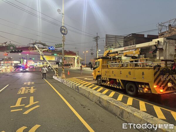 ▲▼彰化花壇台一線與台74甲線路口傍晚發生意外，一輛大貨車疑因車身過高扯到電線，導致號誌燈桿倒塌。（圖／記者唐詠絮翻攝）