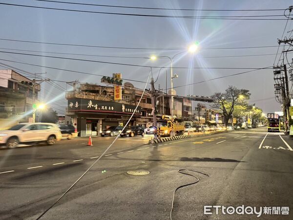 ▲▼彰化花壇台一線與台74甲線路口傍晚發生意外，一輛大貨車疑因車身過高扯到電線，導致號誌燈桿倒塌。（圖／記者唐詠絮翻攝）