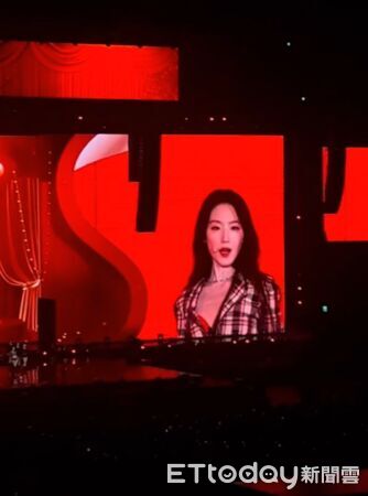 ▲舒華跪地開腿辣爆　性感solo台灣首秀萬人叫瘋。（圖／讀者提供）