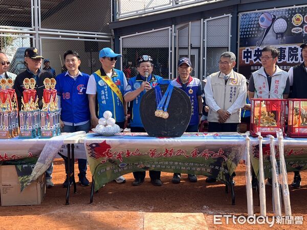 ▲中央軍事院校校友盃第11屆全國慢速壘球錦標賽在台南安平登場，18支球隊齊聚比賽。（記者林東良翻攝，下同）