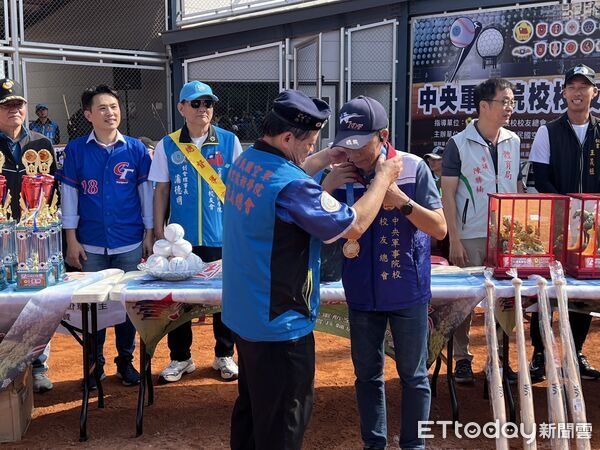 ▲中央軍事院校校友盃第11屆全國慢速壘球錦標賽在台南安平登場，18支球隊齊聚比賽。（記者林東良翻攝，下同）