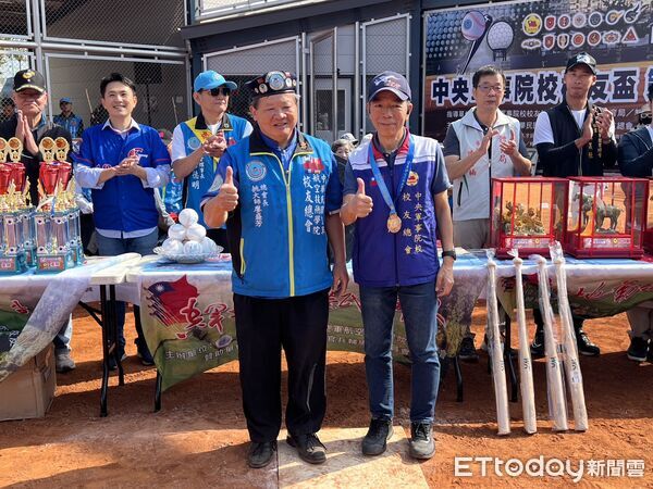 ▲中央軍事院校校友盃第11屆全國慢速壘球錦標賽在台南安平登場，18支球隊齊聚比賽。（記者林東良翻攝，下同）