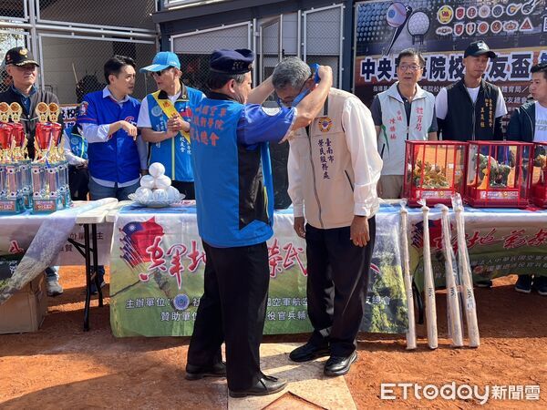 ▲中央軍事院校校友盃第11屆全國慢速壘球錦標賽在台南安平登場，18支球隊齊聚比賽。（記者林東良翻攝，下同）