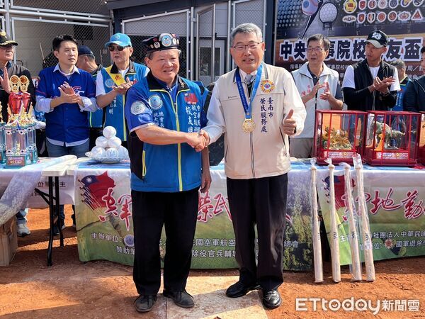 ▲中央軍事院校校友盃第11屆全國慢速壘球錦標賽在台南安平登場，18支球隊齊聚比賽。（記者林東良翻攝，下同）