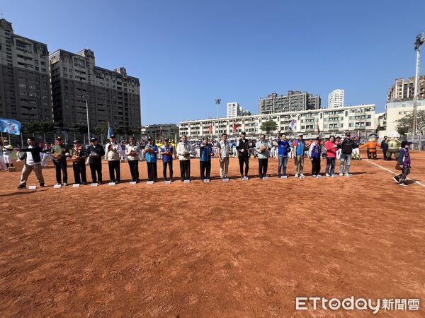 ▲中央軍事院校校友盃第11屆全國慢速壘球錦標賽在台南安平登場，18支球隊齊聚比賽。（記者林東良翻攝，下同）