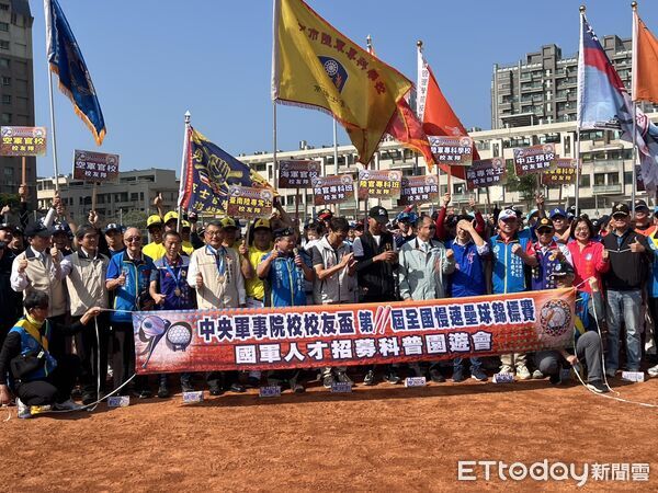 ▲中央軍事院校校友盃第11屆全國慢速壘球錦標賽在台南安平登場，18支球隊齊聚比賽。（記者林東良翻攝，下同）