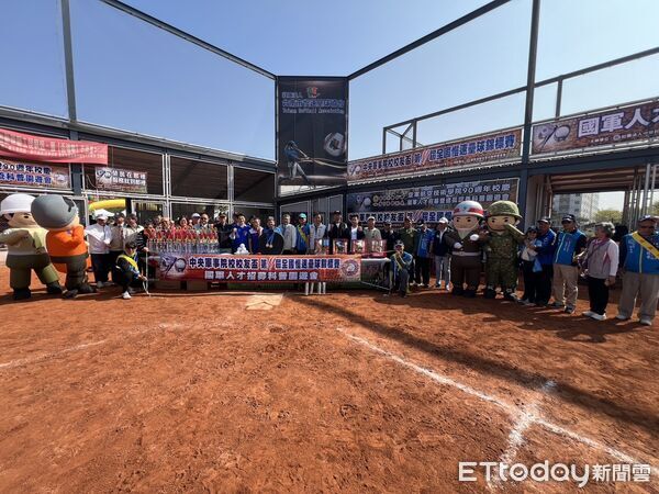 ▲中央軍事院校校友盃第11屆全國慢速壘球錦標賽在台南安平登場，18支球隊齊聚比賽。（記者林東良翻攝，下同）