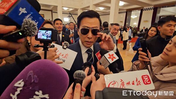▲▼甄子丹被問「平時運動嗎」後，用手推了推墨鏡。（圖／記者陳冠宇攝）