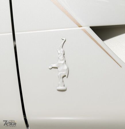 白金雙色詮釋優雅美學　Bugatti W16 Mistral「La Perle Rare」問世