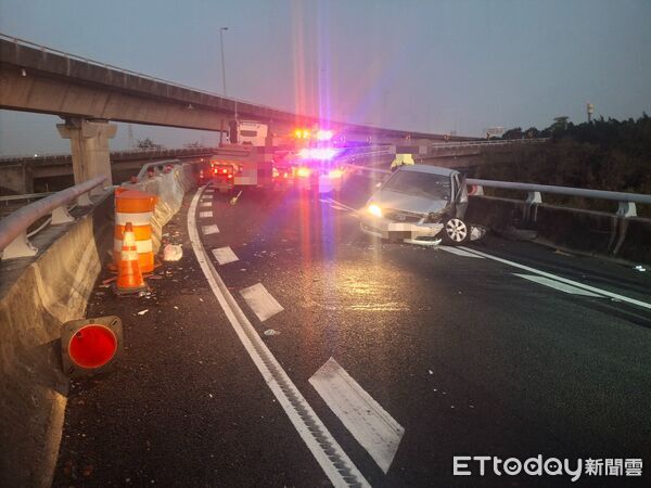 ▲▼國道自撞車禍。（圖／記者林東良翻攝）