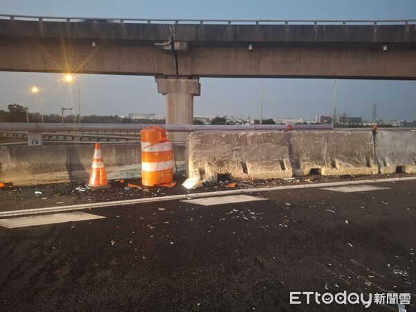 ▲▼國道自撞車禍。（圖／記者林東良翻攝）