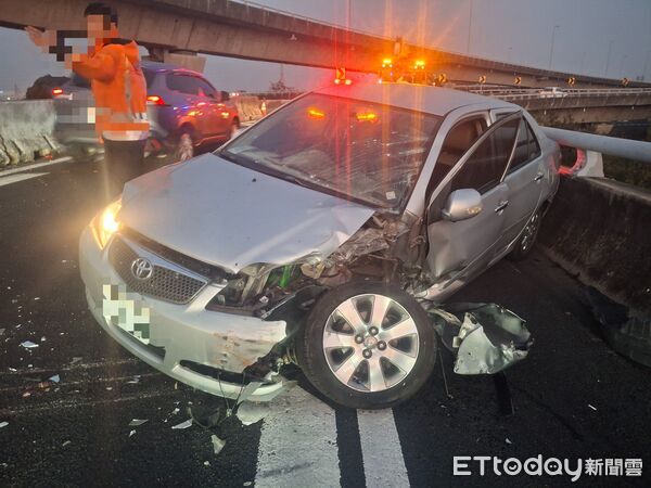 ▲▼國道自撞車禍。（圖／記者林東良翻攝）