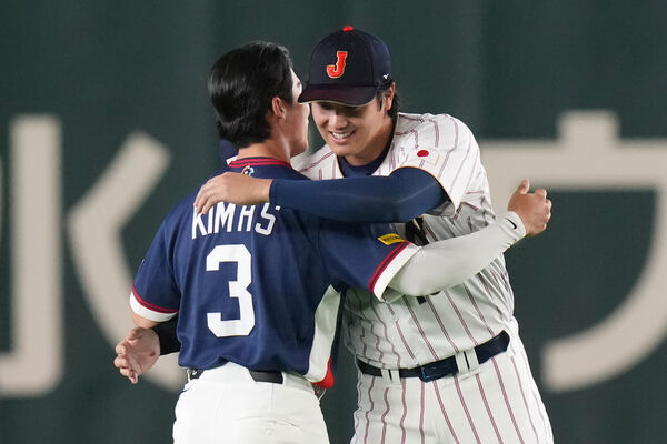 ▲大聯盟里長伯？　大谷翔平賽前擁抱前隊友瓊斯、與金慧成交談。（圖／達志影像／美聯社）