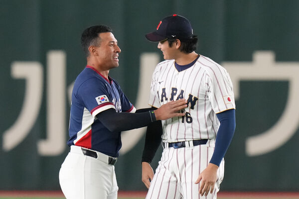 ▲大聯盟里長伯？　大谷翔平賽前擁抱前隊友瓊斯、與金慧成交談。（圖／達志影像／美聯社）