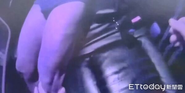 ▲中正一警方逮捕僅穿著內褲逛大街的朱男。（圖／記者張君豪翻攝）