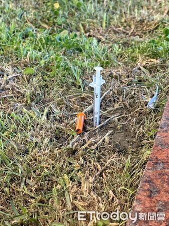 ▲中正一警方逮捕僅穿著內褲逛大街的朱男。（圖／記者張君豪翻攝）