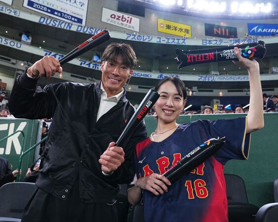 ▲▼戶田惠梨香、松坂桃李夫妻穿情侶裝看日韓大戰。（圖／翻攝自X）