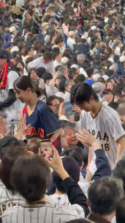 ▲▼戶田惠梨香、松坂桃李夫妻穿情侶裝看日韓大戰。（圖／翻攝自X）