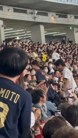 ▲▼戶田惠梨香、松坂桃李夫妻穿情侶裝看日韓大戰。（圖／翻攝自X）