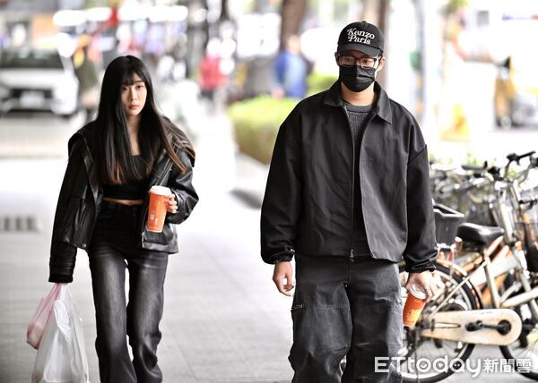 ▲▼ 袁惟仁靈堂，兒子袁義與女兒袁融。（圖／記者李毓康攝）