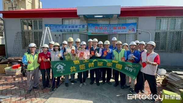 ▲台南市勞工局「做工行善團」志工於婦女節前往北門區為弱勢家庭進行房屋修繕，為偏鄉送上溫暖。（記者林東良翻攝，下同）