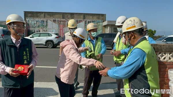 ▲台南市勞工局「做工行善團」志工於婦女節前往北門區為弱勢家庭進行房屋修繕，為偏鄉送上溫暖。（記者林東良翻攝，下同）