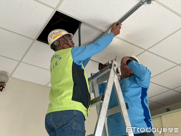 ▲台南市勞工局「做工行善團」志工於婦女節前往北門區為弱勢家庭進行房屋修繕，為偏鄉送上溫暖。（記者林東良翻攝，下同）