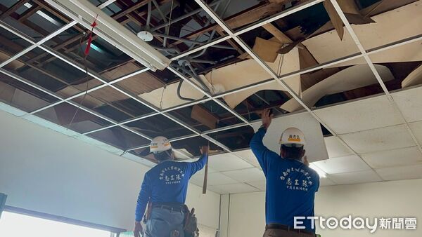 ▲台南市勞工局「做工行善團」志工於婦女節前往北門區為弱勢家庭進行房屋修繕，為偏鄉送上溫暖。（記者林東良翻攝，下同）