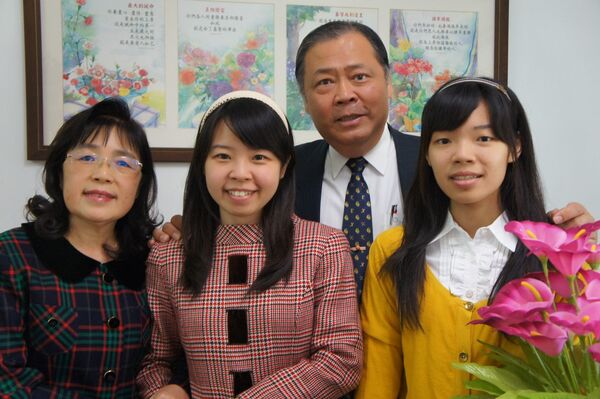 ▲▼澎湖縣長陳光復的社群平台，在三八婦女節這一天，分享了他跟老婆、2個寶貝女兒在2014年時的合照。（圖／陳光復臉書）