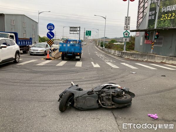 ▲豐原路口對撞！17歲少年「無照騎家人車」遭撞翻　全身擦挫傷送醫。（圖／記者游瓊華翻攝）
