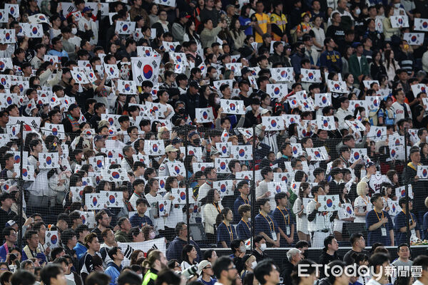 ▲WBC台韓大戰，觀眾席一片太極旗海。（圖／記者林敬旻攝）