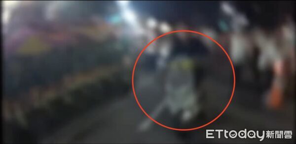 ▲郭姓男子騎車不但挑釁警察，還「最闖」廟會陣頭犯眾怒             。（圖／記者吳奕靖翻攝）