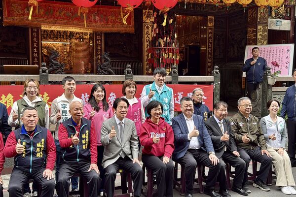 ▲▼民進黨立委、新北市長參選人蘇巧慧赴「板橋大井頭福德祠」參香祈福。（圖／蘇巧慧辦公室提供）
