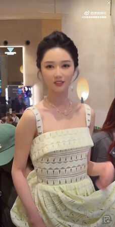 ▲▼從群嘲到熱搜！短劇女神岳雨婷出席2品牌大秀。（圖／翻攝自微博）