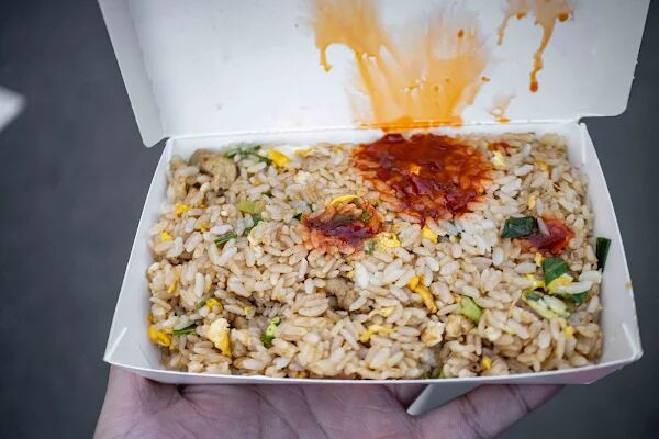 ▲▼彰化「大媽的店」，這年代還有45元肉絲蛋炒飯，還吃得到現煮的湯麵。（圖／部落客美熊提供）
