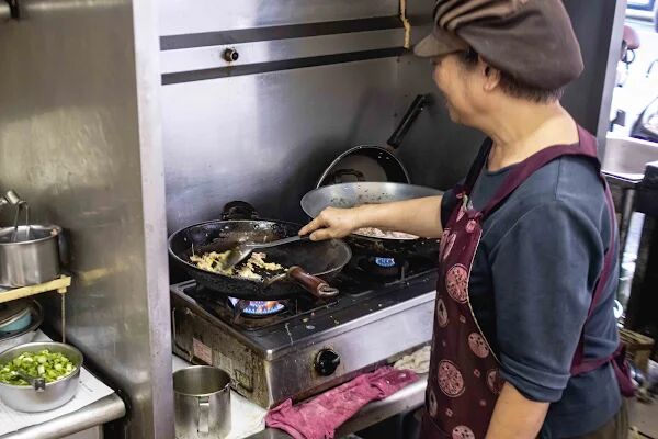 ▲▼彰化「大媽的店」，這年代還有45元肉絲蛋炒飯，還吃得到現煮的湯麵。（圖／部落客美熊提供）