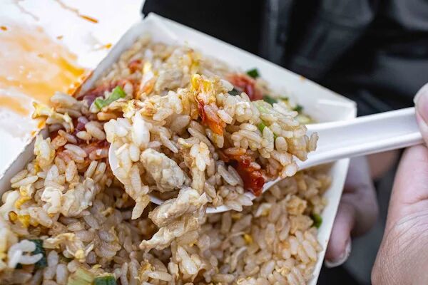 ▲▼彰化「大媽的店」，這年代還有45元肉絲蛋炒飯，還吃得到現煮的湯麵。（圖／部落客美熊提供）