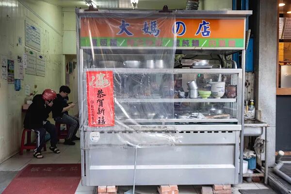 ▲▼彰化「大媽的店」，這年代還有45元肉絲蛋炒飯，還吃得到現煮的湯麵。（圖／部落客美熊提供）
