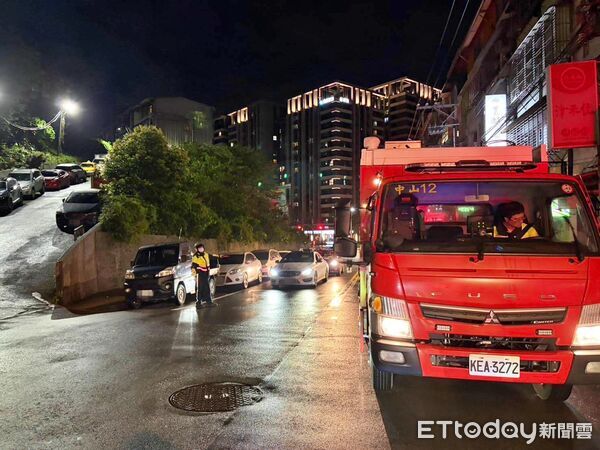 ▲基隆路邊飄異味疑氣體外洩 警消查出老舊機車漏油虛驚。（圖／記者郭世賢翻攝）