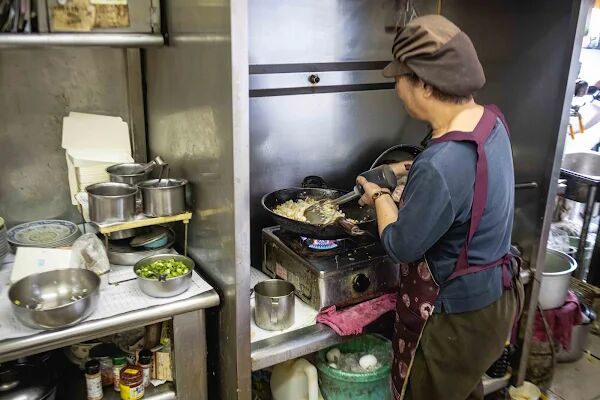 ▲▼彰化「大媽的店」，這年代還有45元肉絲蛋炒飯，還吃得到現煮的湯麵。（圖／部落客美熊提供）