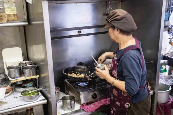 ▲▼彰化「大媽的店」，這年代還有45元肉絲蛋炒飯，還吃得到現煮的湯麵。（圖／部落客美熊提供）