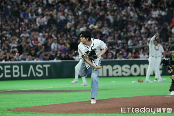 ▲▼ NCT的強尼（Johnny）現身東京巨蛋開球。（圖／記者林敬旻攝）