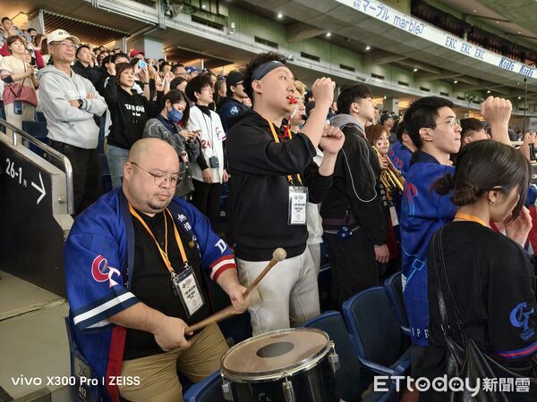 ▲經典賽啦啦隊球迷應援。（圖／記者楊舒帆攝）