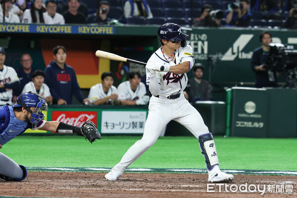 ▲韓國隊金倒永安打，將比分追回4：4平手。（圖／記者林敬旻攝）