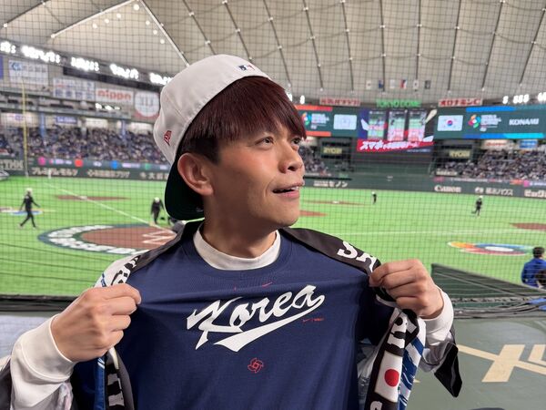 ▲▼中華隊贏韓國！蔡阿嘎「反指標」穿衣　網洗版謝嘎哥。（圖／翻攝自Threads）