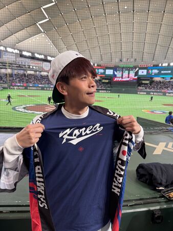 ▲▼中華隊贏韓國！蔡阿嘎「反指標」穿衣　網洗版謝嘎哥。（圖／翻攝自Threads）